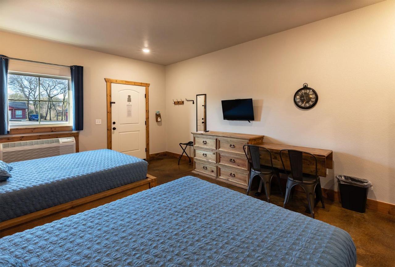 The Woods Lodging Kingston Exterior photo